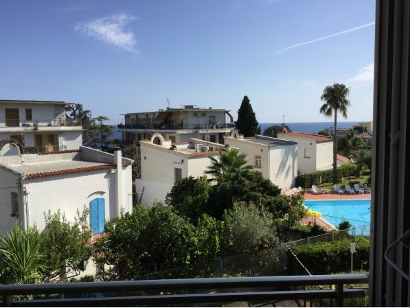 San Remo (Im) : Bilocale con terrazza e vista mare e piscina condominiale